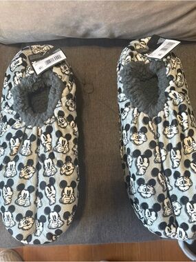 Men’s slipper socks- pack of 2 pairs . NWT Disney Gray Mickey Mouse Fleece